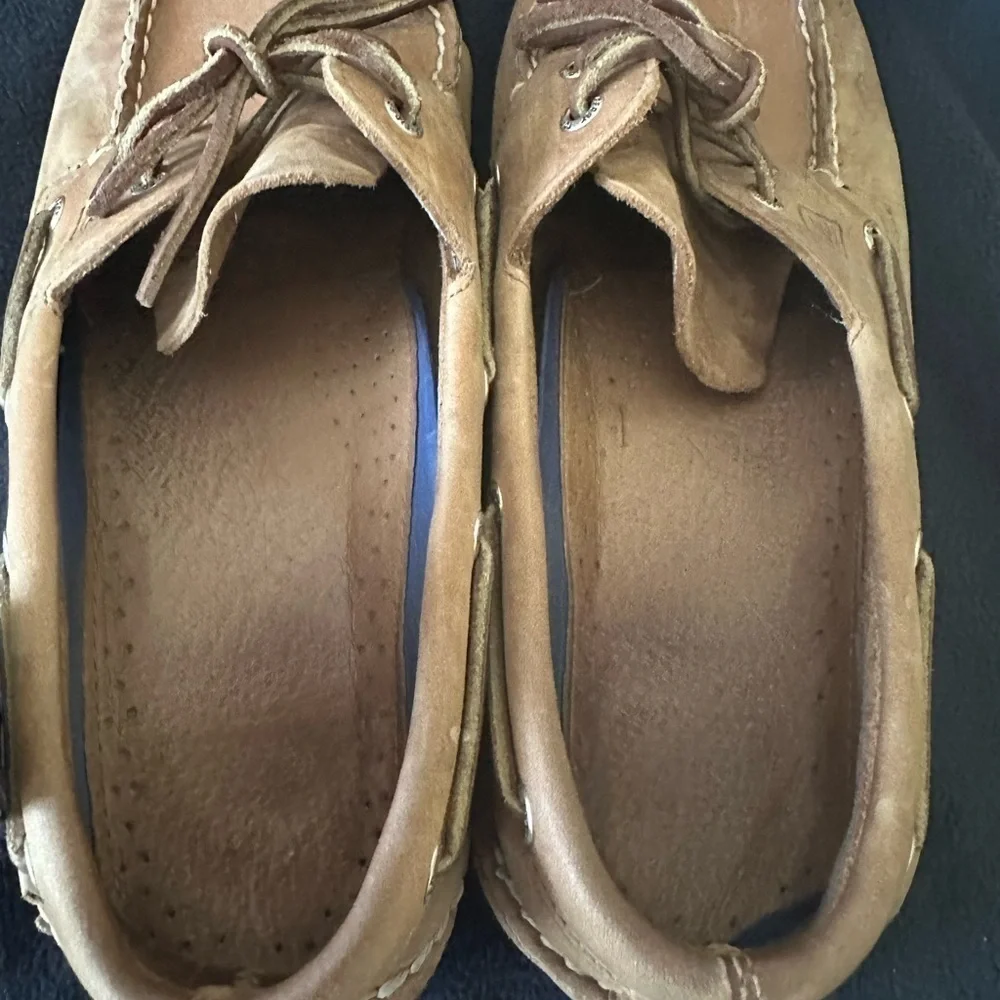 Sperry gently used